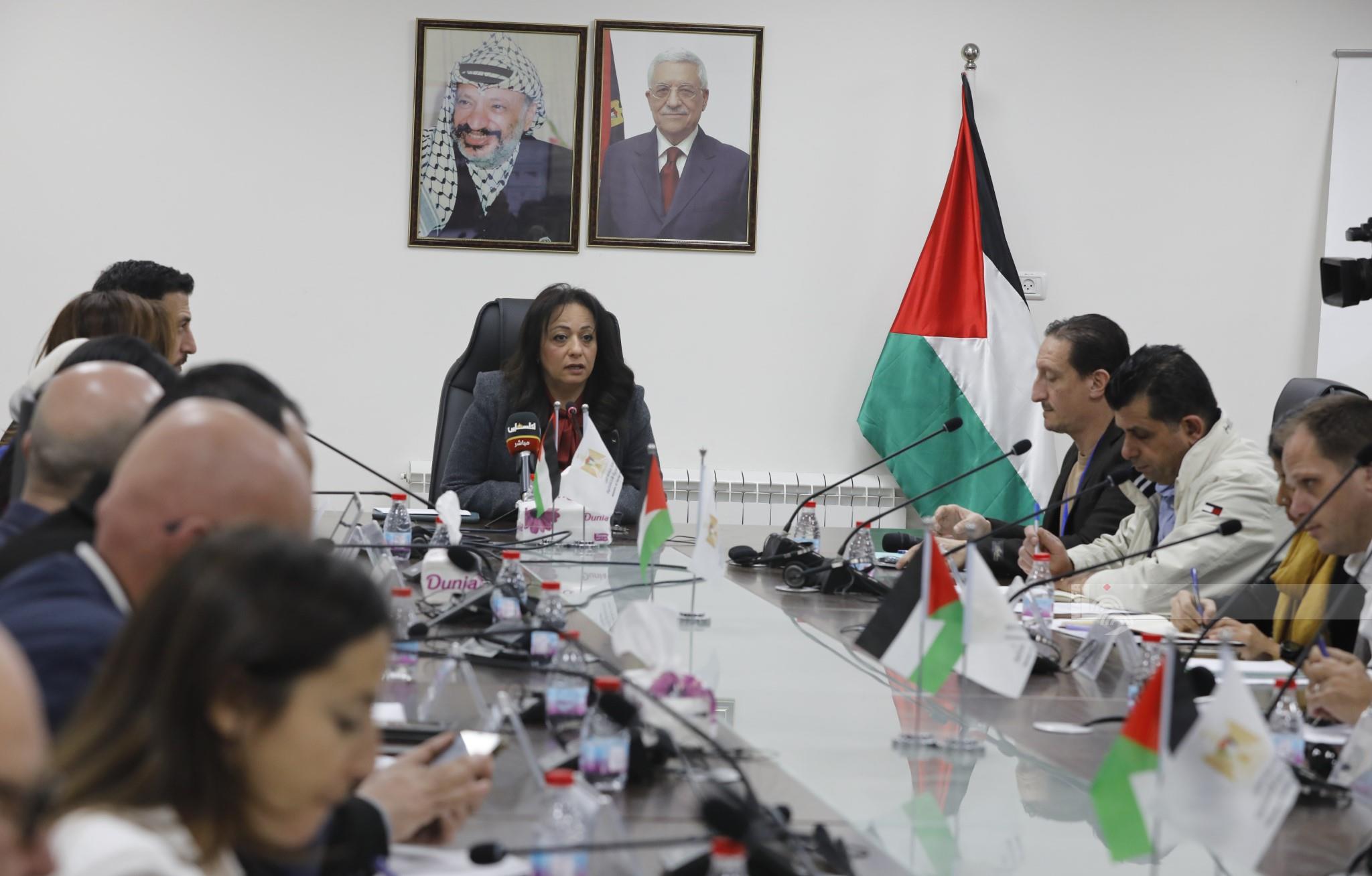 وزيرة التنمية الاجتماعية سماح حمد أثناء اجتماعها مع ممثلي مؤسسات دولية ووطنية حول "مراكز الإيواء في قطاع غزة" (تصوير بهاء نصر/وفا)